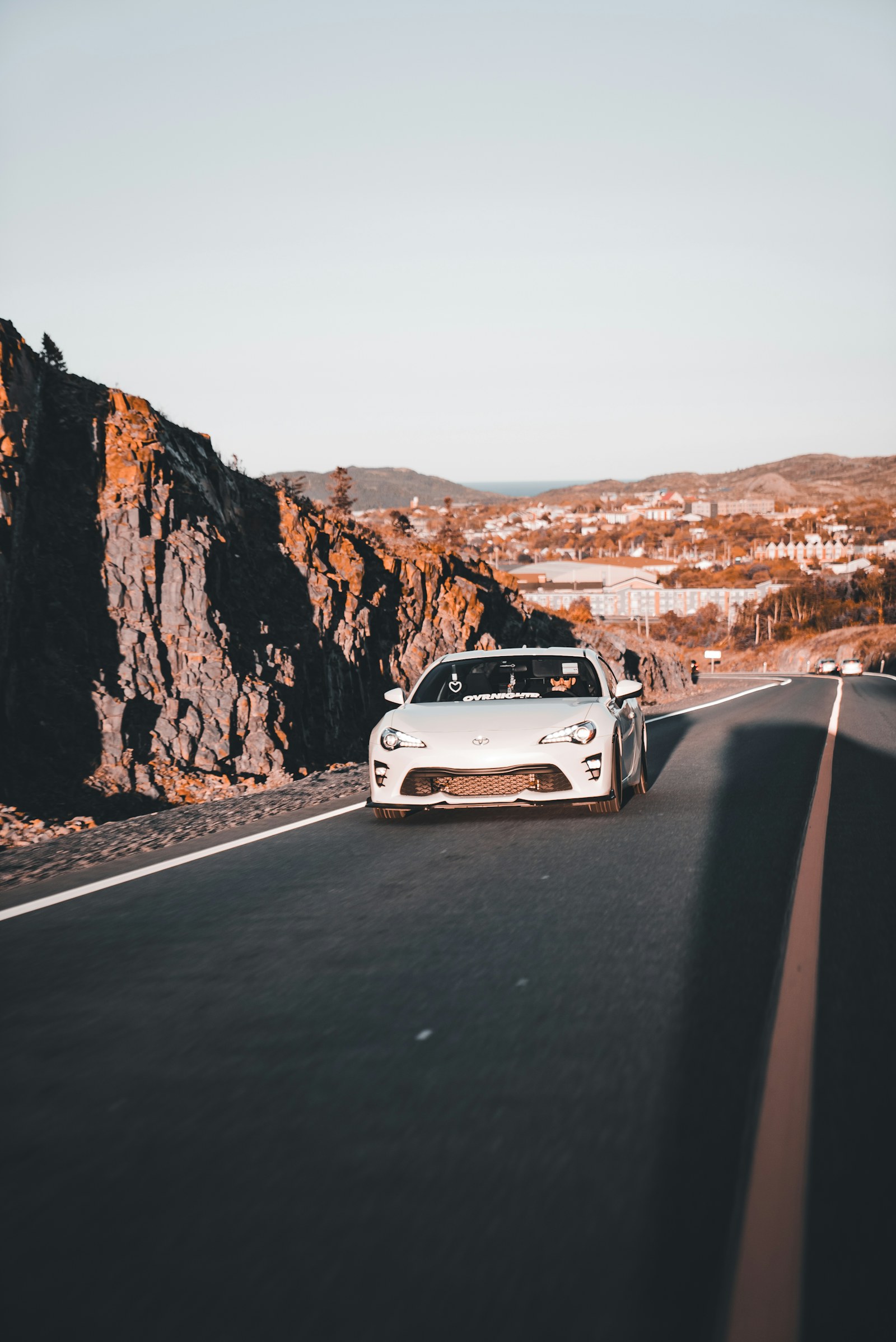 Automóvel viajando por uma estrada entre montanhas